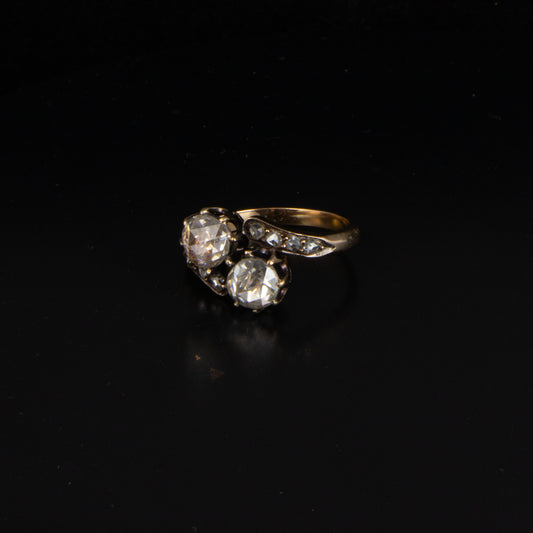 Anillo tu y yo,  en oro amarillo con diamantes talla mina.