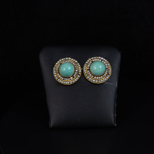 Pendientes en oro amarillo, perlitas y turquesa.