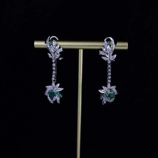Pendientes en oro blanco, diamantes y esmeralda.