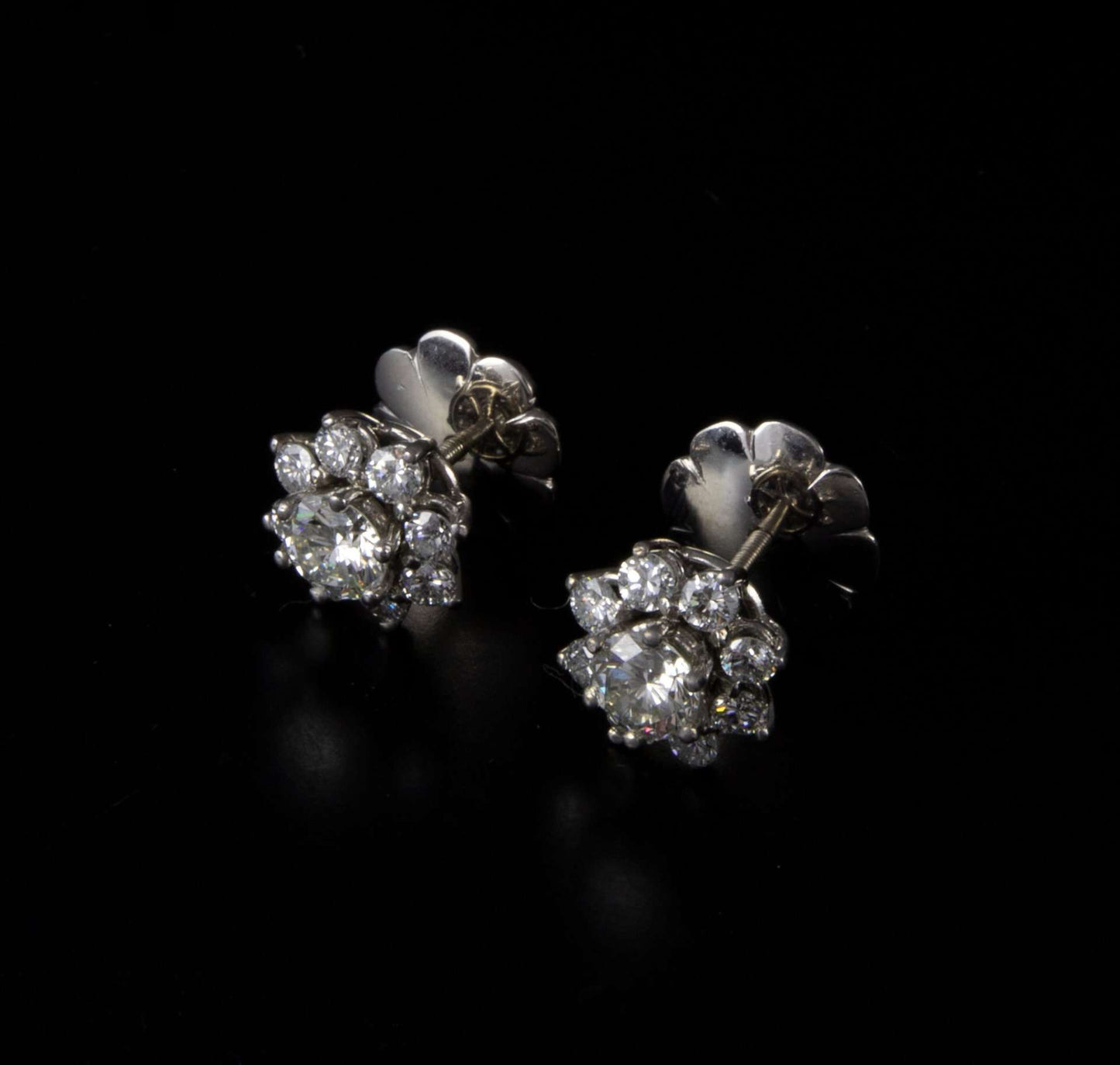 Pendientes en forma de rosetón con brillantes central de 0,5 cts. cada uno y resto 0,65 cts.