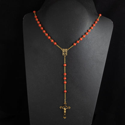 Collar inspiración rosario en oro amarillo y coral.