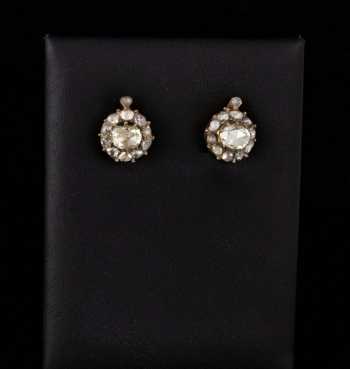 Pendientes botones en oro, plata y brillantes.