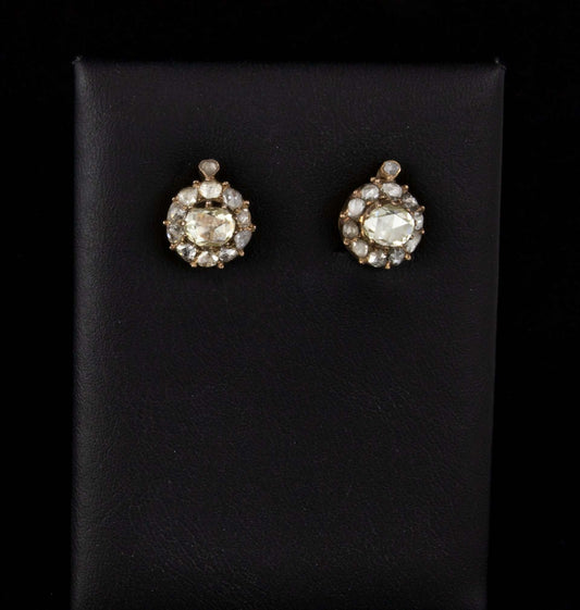 Pendientes botones en oro, plata y brillantes.