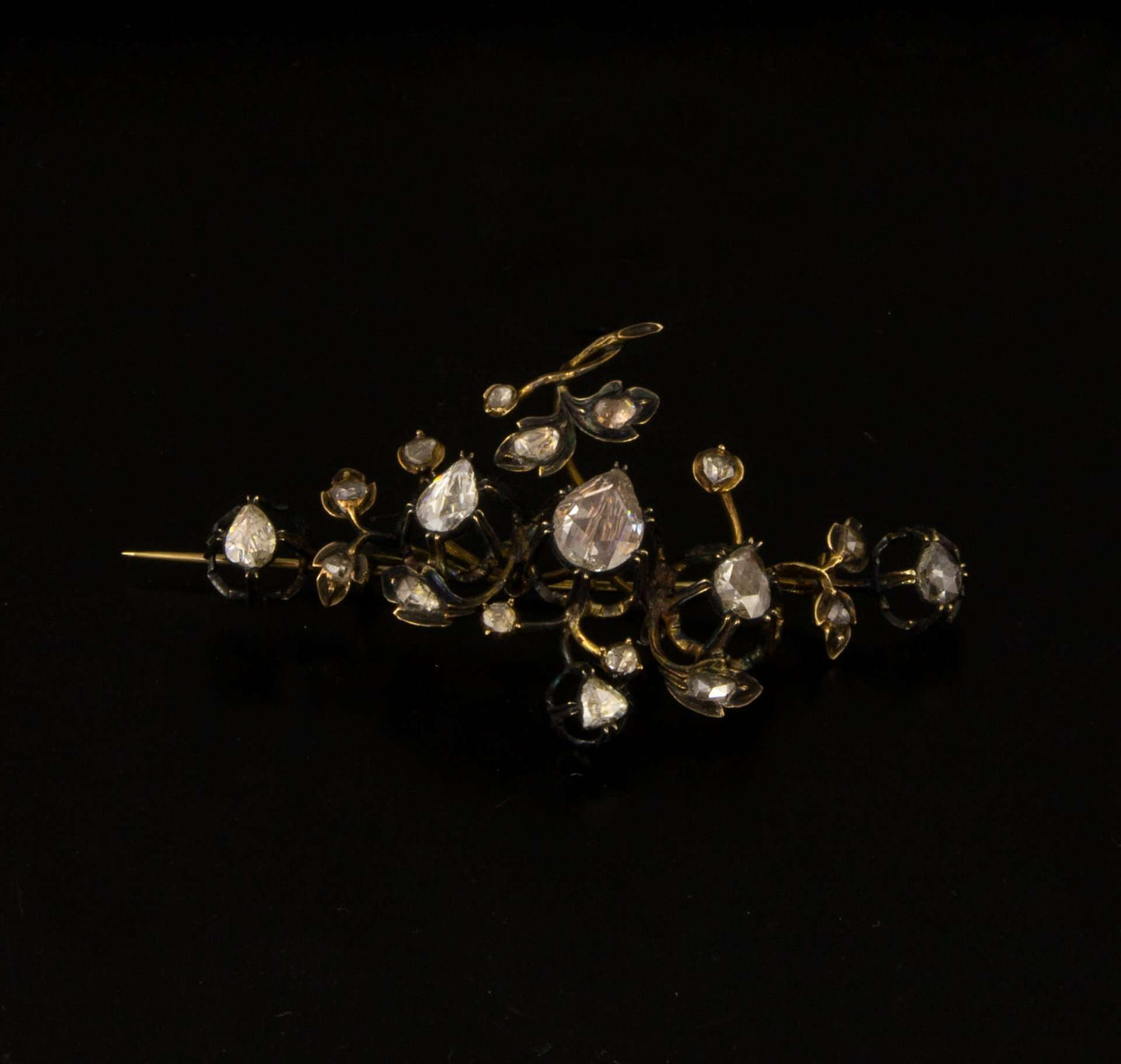 Broche oro y diamantes.