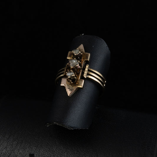 Anillo finales s.XIX, en oro amarillo y diamantes.