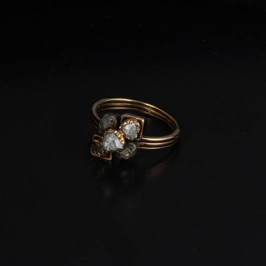 Anillo oro amarillo con diamantes talla mina, finales s. XIX.