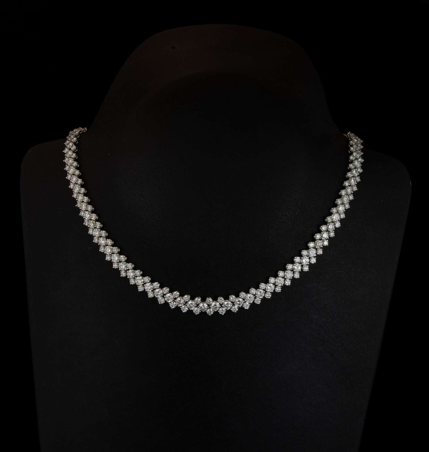 Collar en oro blanco con 245 brillantes con un total de 26,96 cts. Precio a consultar.