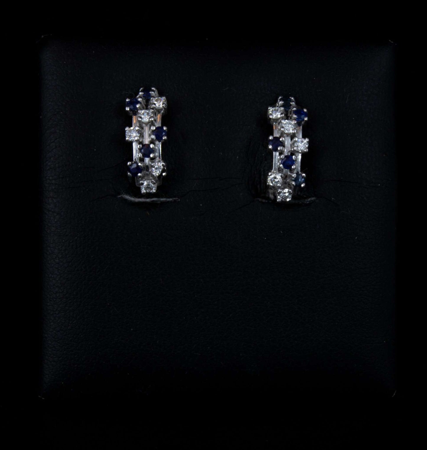 Pendientes oro blanco con brillante 0,10 cts. y zafiros 0,12.