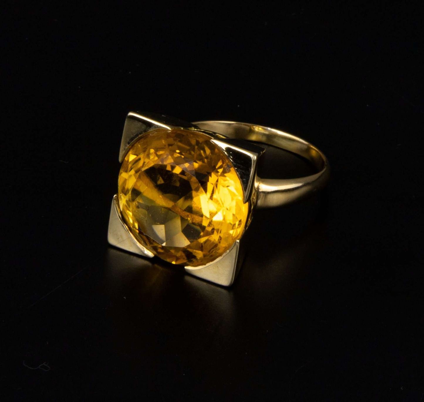 Anillo oro y citrino.