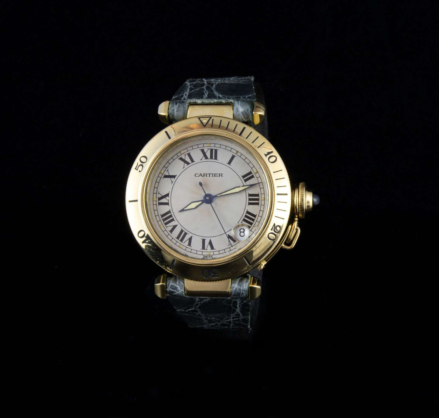 Reloj Cartier Pasha en oro, automático con correa de piel.