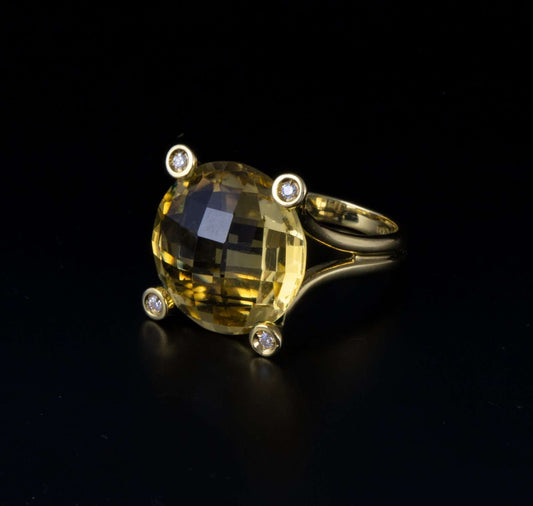 Anillo en oro con citrino y brillantes.