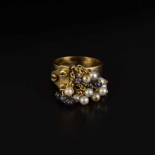 Anillo oro, perlitas y zafiros.