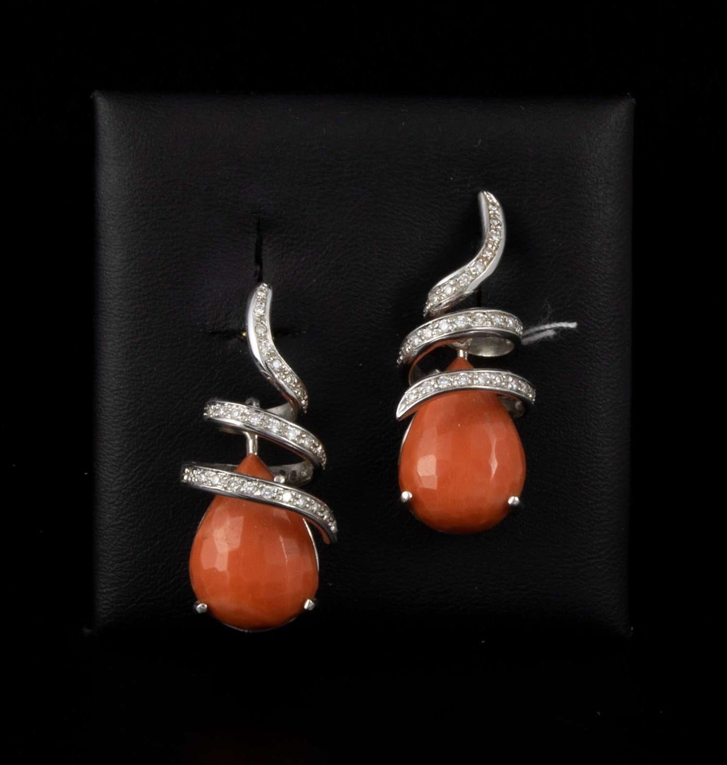 Pendientes oro blanco, brillantes y coral.