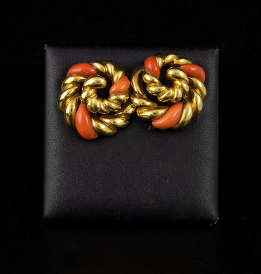 Pendientes en oro y coral.