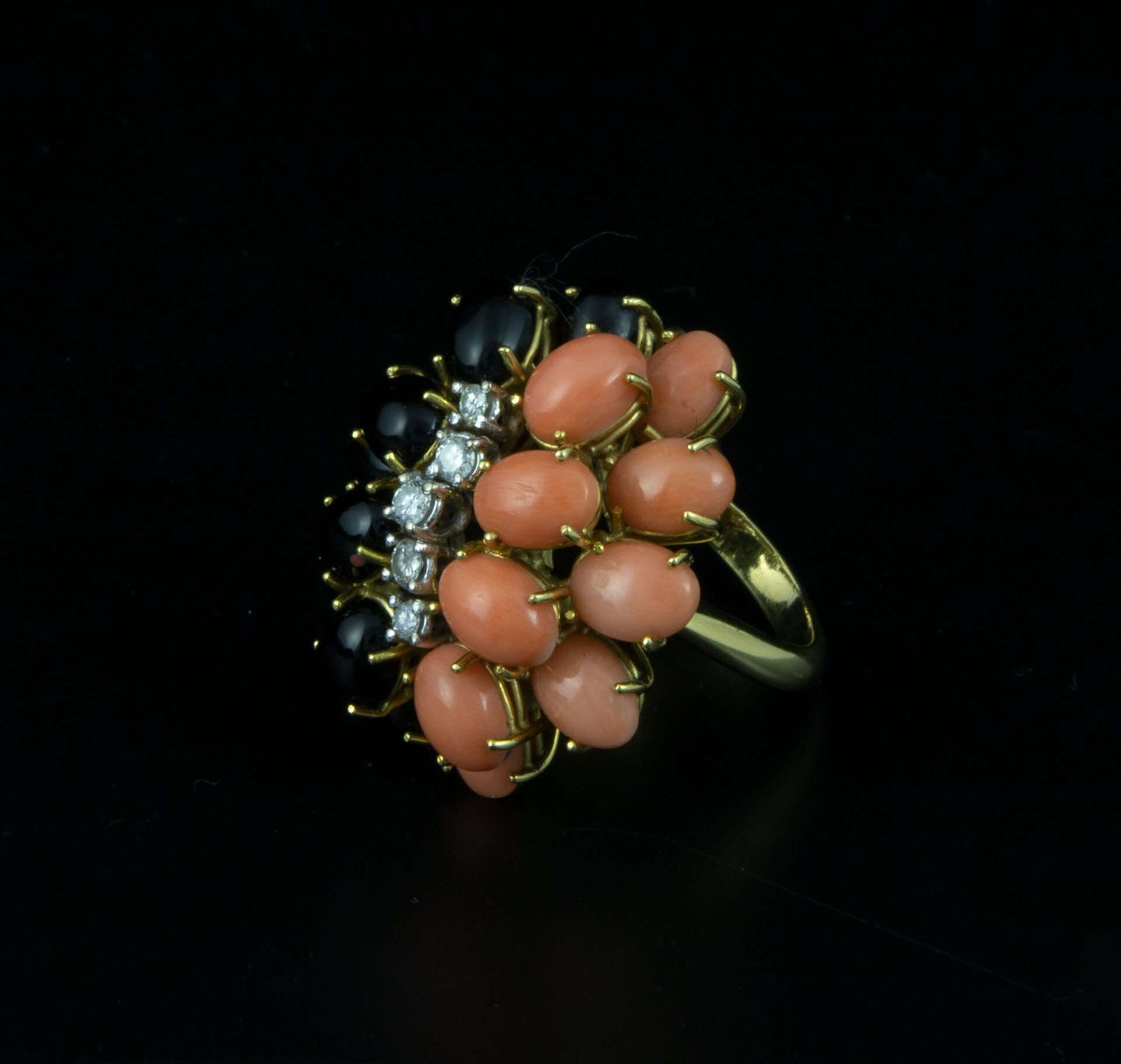 Anillo en oro con onix, coral y brillantes.