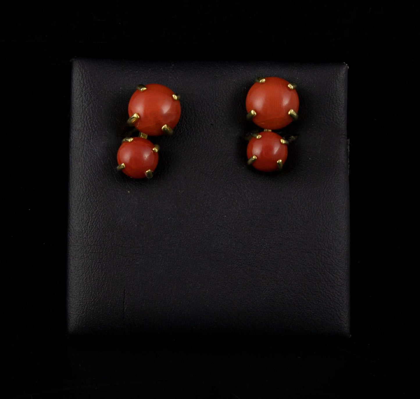 Pendientes en oro y coral.