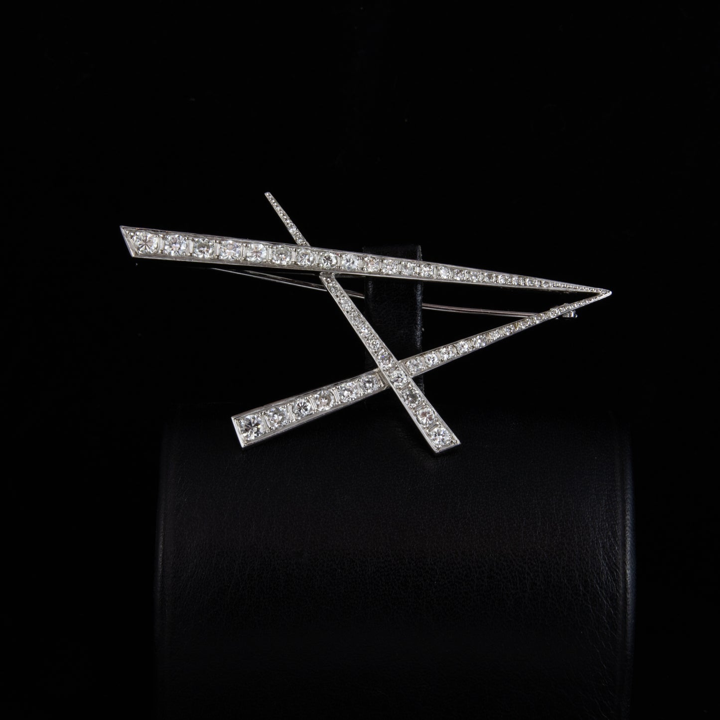 Broche oro blanco y brillantes.