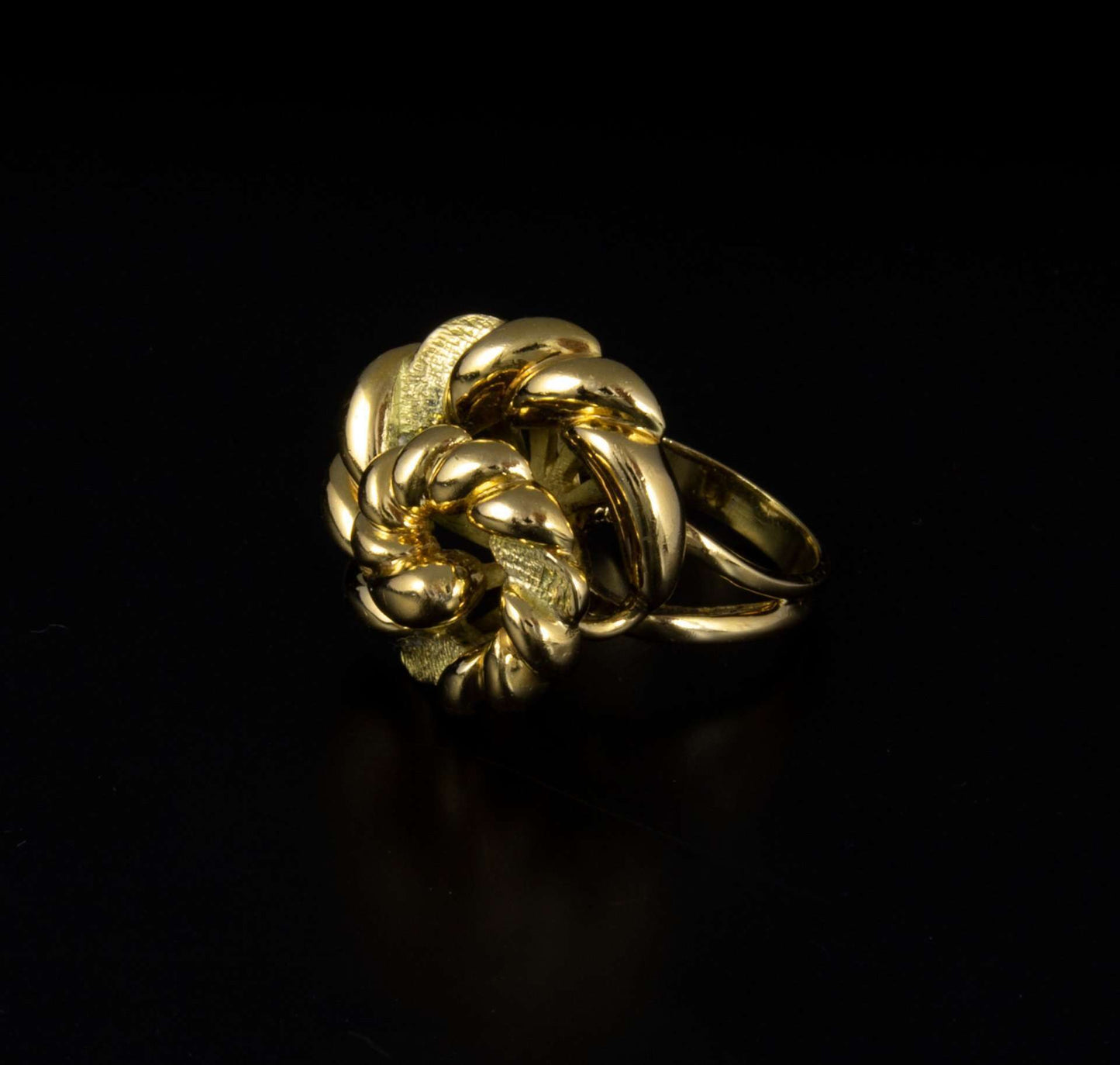 Anillo en oro en forma espiral.