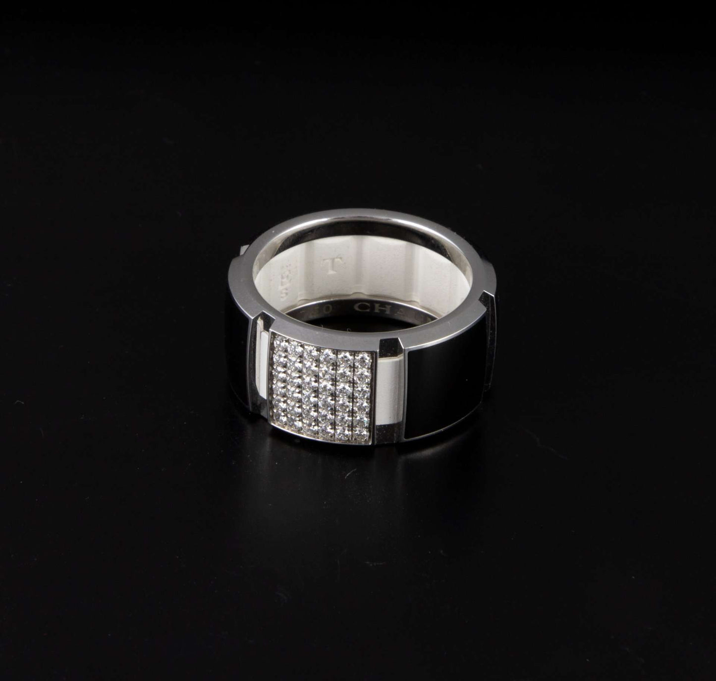 Anillo oro blanco con cerámica y brillantes de la marca Chaumet.