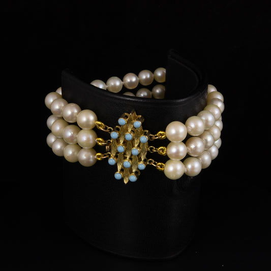 Pulsera con 3 hilos de perlas cultivadas y cierre en oro con turquesas.