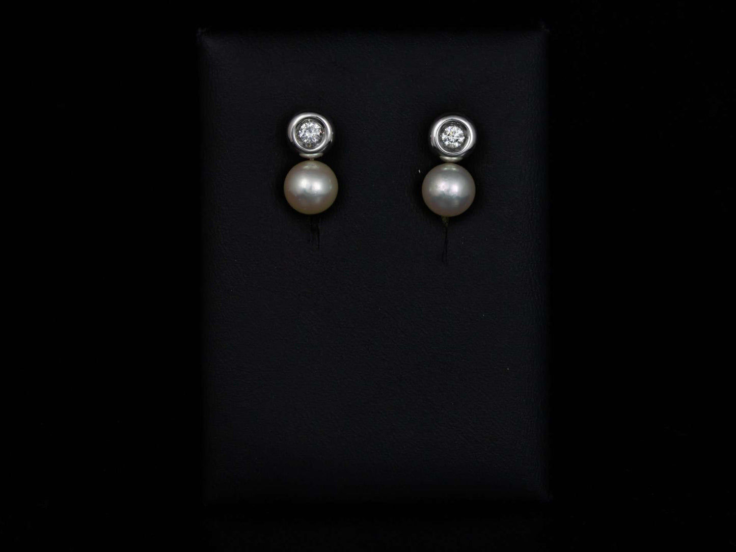 Pendientes Tu-Yo en oro blanco con diamantes y perlas.