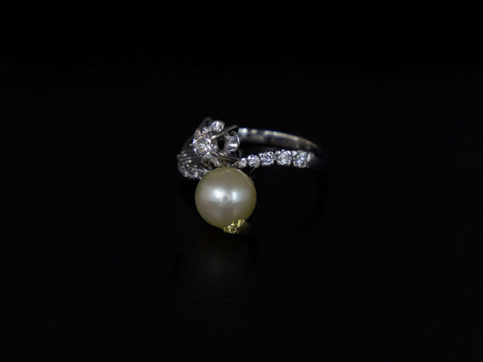 Anillo en oro blanco con perla y brillantes.