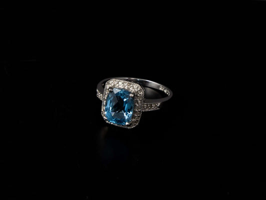 Anillo oro blanco con diamantes y topacio azul.