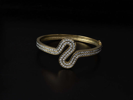 Esclava en oro amarillo con diamantes talla brillante 3,50 cts. montados en vías y forma curba.