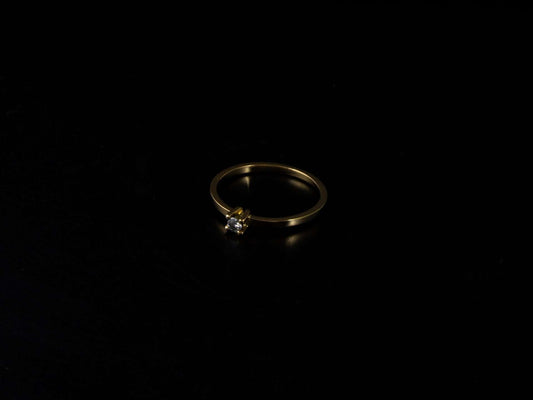 Anillo en oro con brillante.