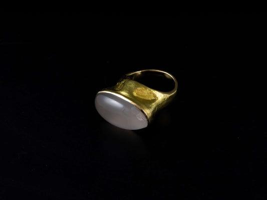 Anillo en oro con cuarzo.