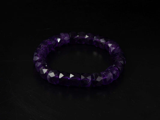 Pulsera con piedras lilas.