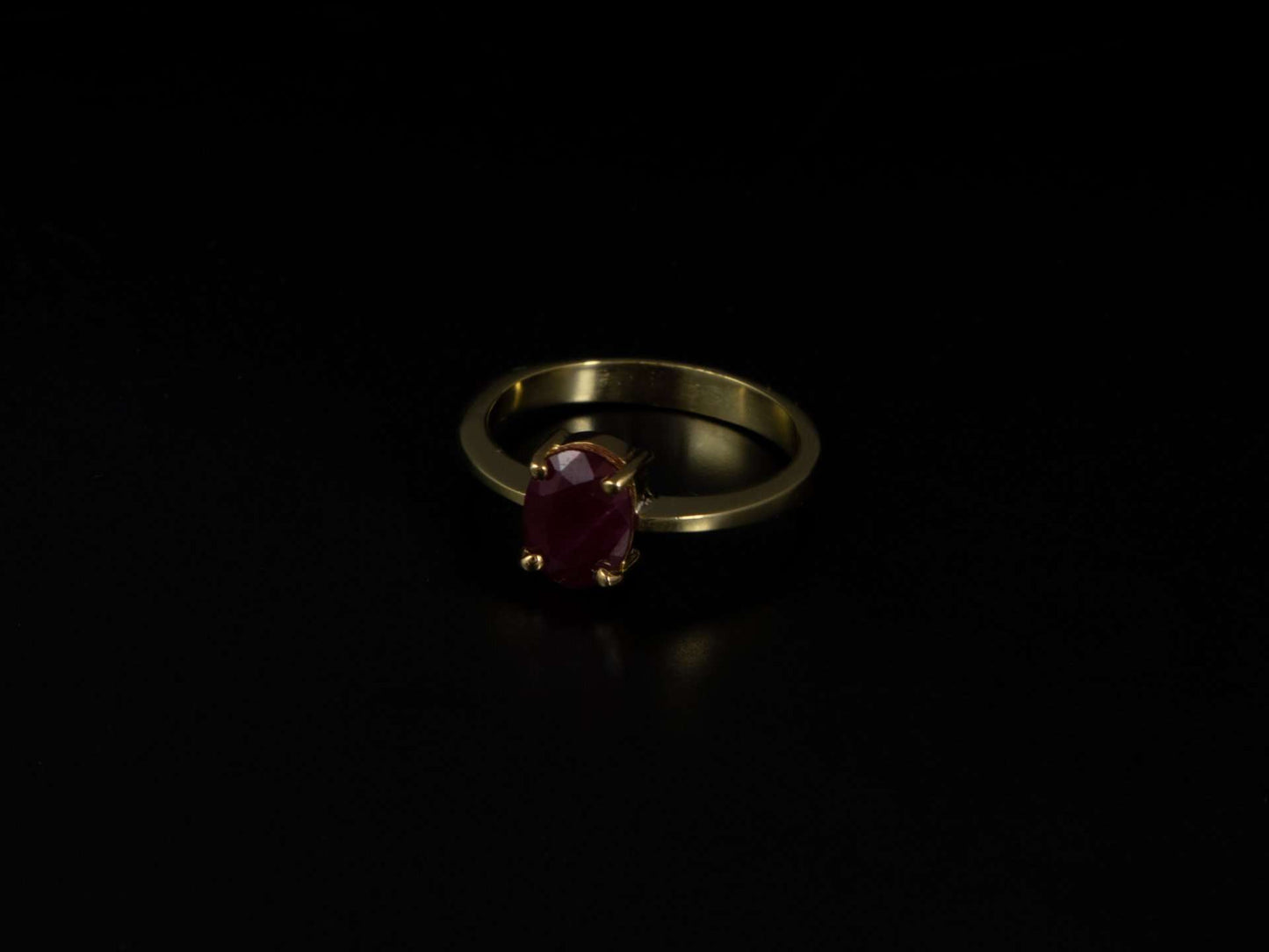 Anillo en oro amarillo y piedra roja.