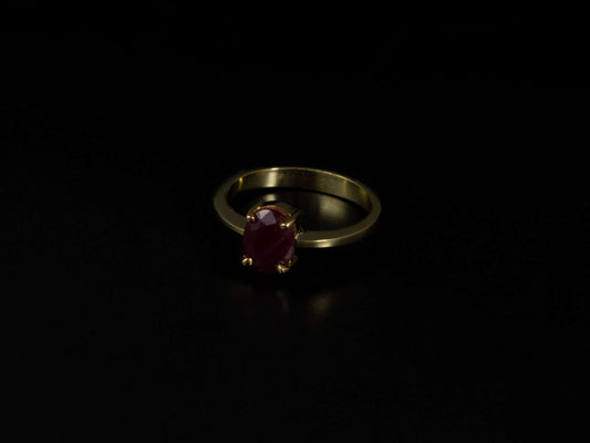 Anillo en oro amarillo y piedra roja.