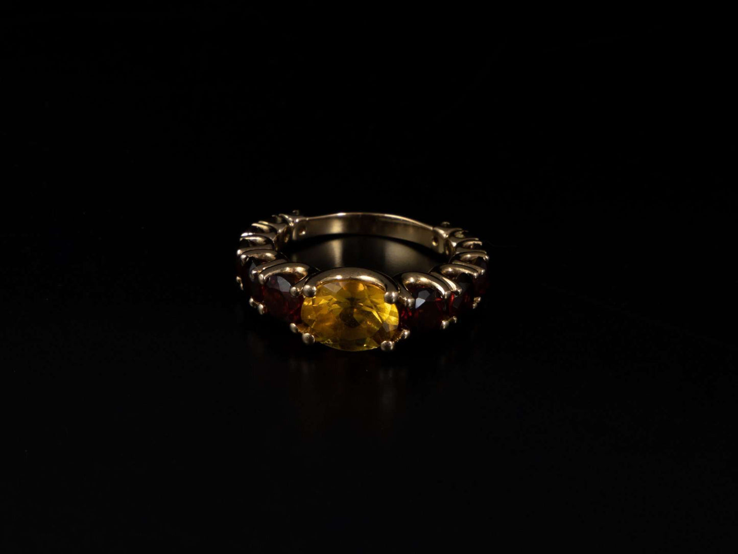 Anillo oro rosa, citrinos y granate.