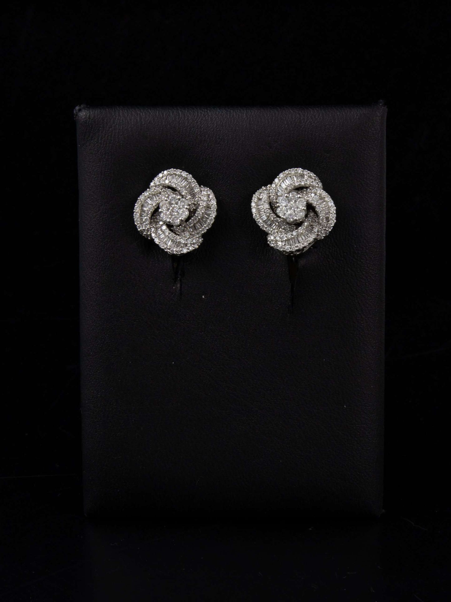 Pendientes en forma de flor en oro blanco y diamantes.