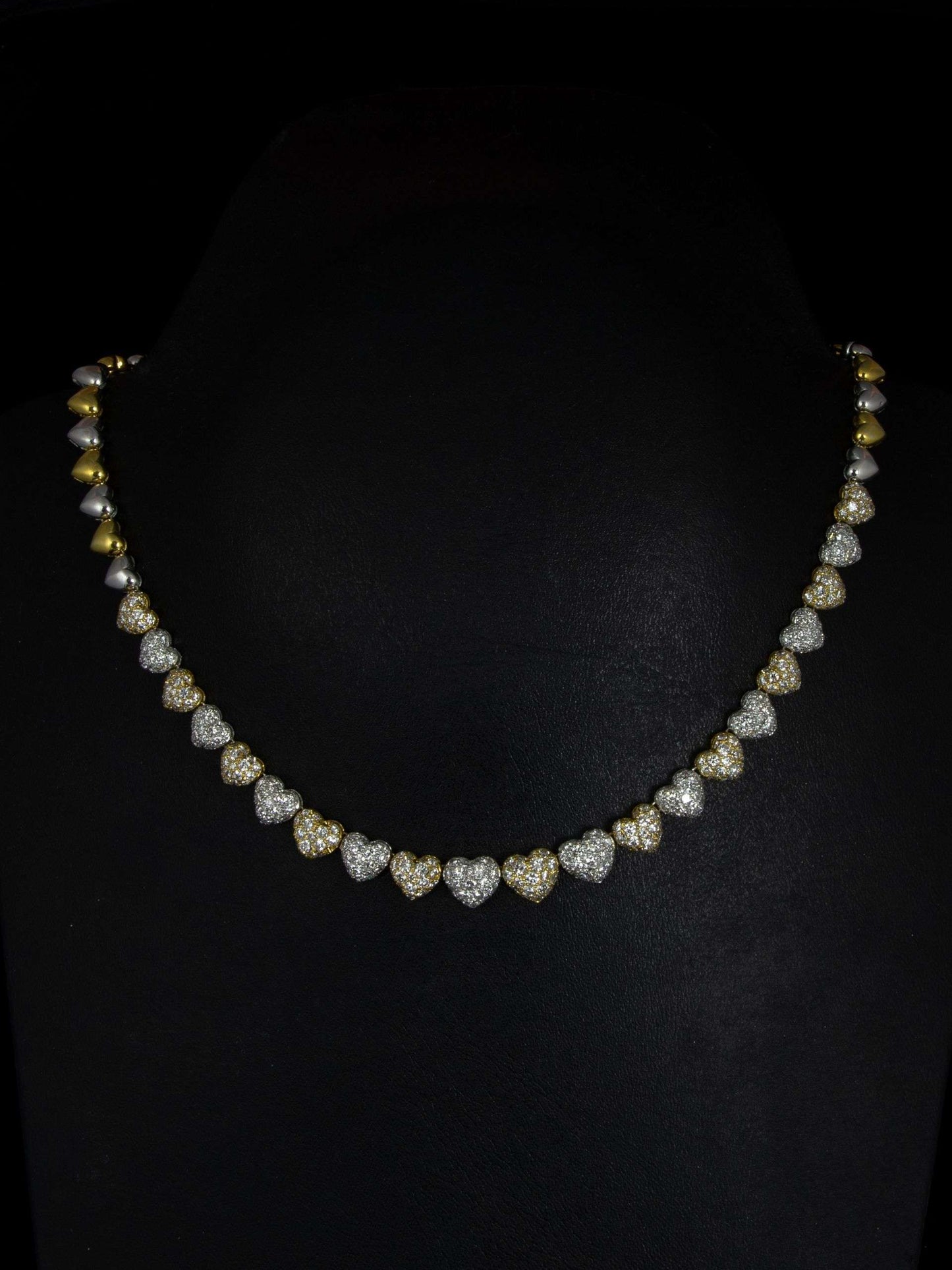 Gargantilla en oro amarillo y blanco compuesta por corazones en disminución full pavee en diamantes blancos talla brillante.