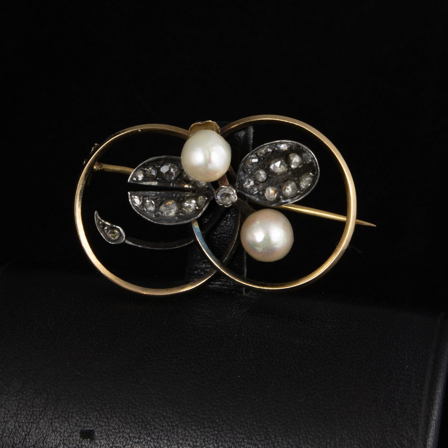Broche en oro detalles de plata, diamantes, perlas, finales s. XIX.