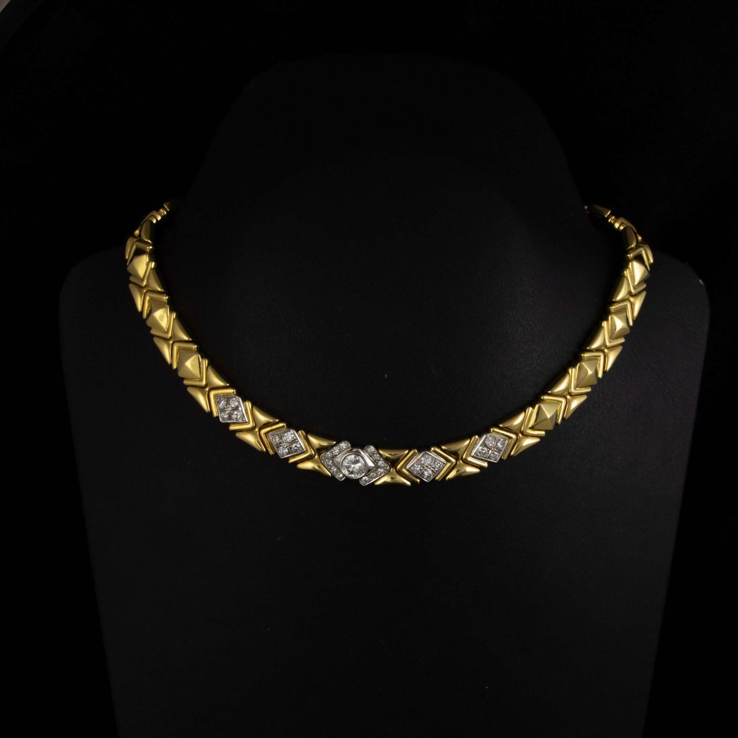 Collar en oro y brillantes.