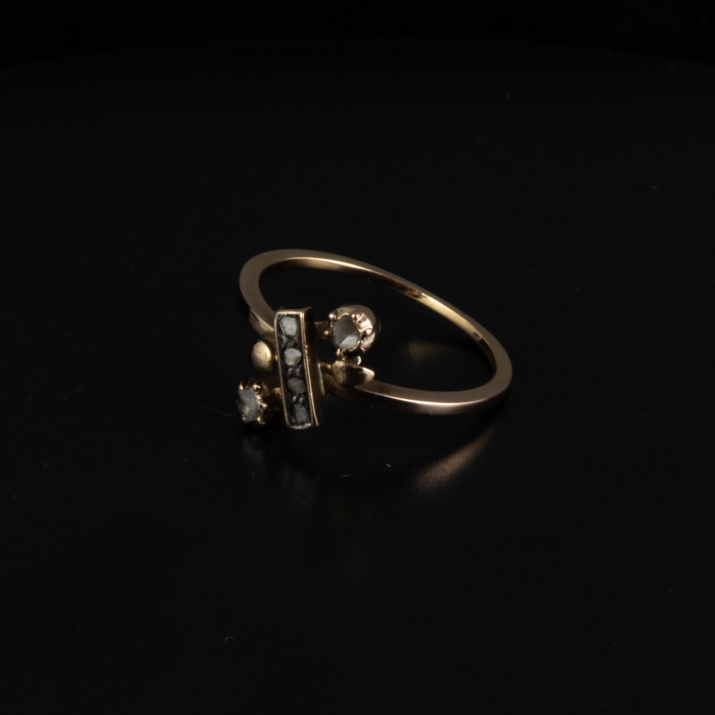 Anillo finales s.XIX, en oro amarillo y diamantes.