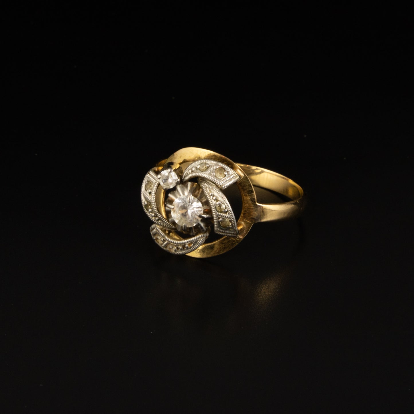 Anillo en oro blanco, amarillo, brillantitos y zafiros