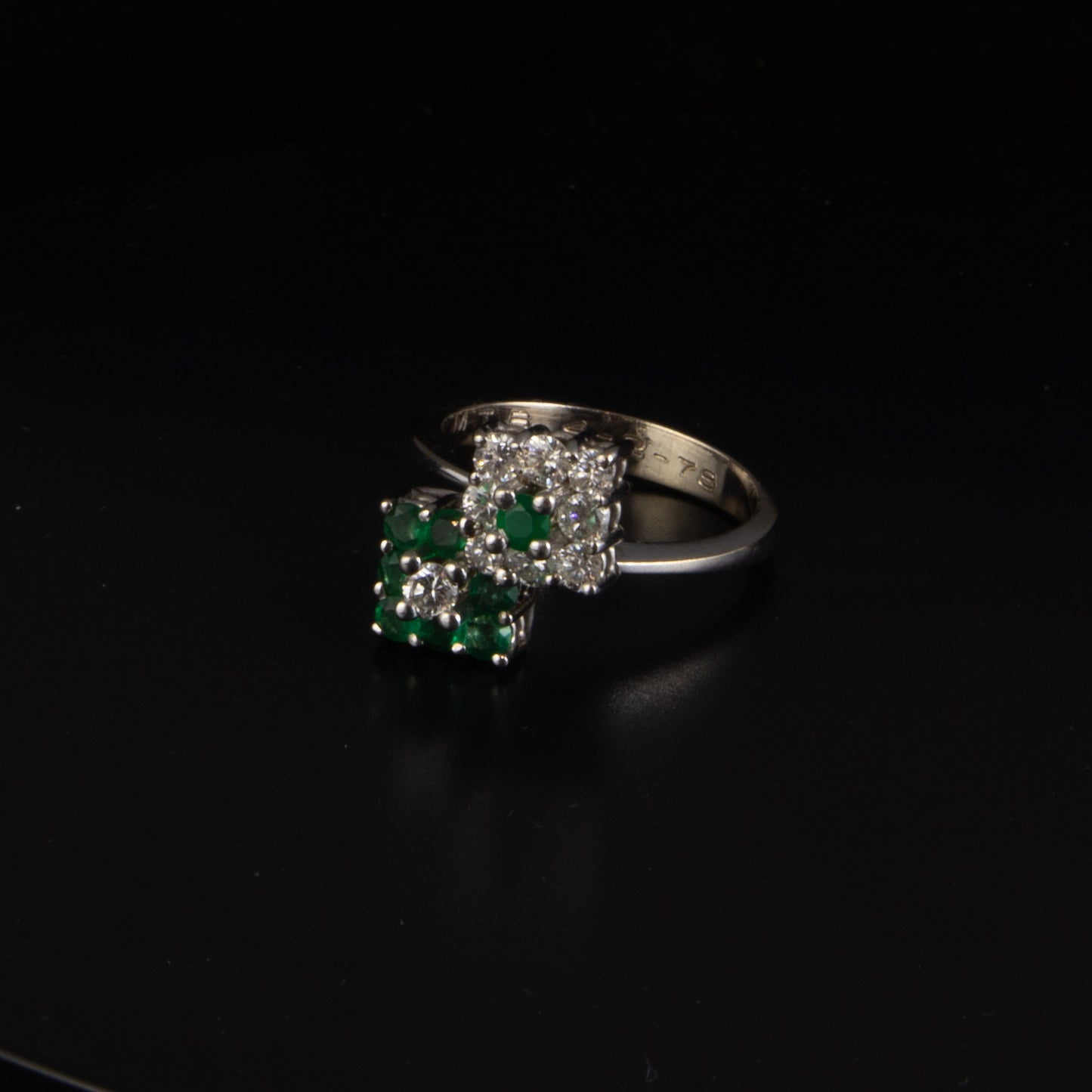 Sortija oro blanco con brillantes y esmeraldas.