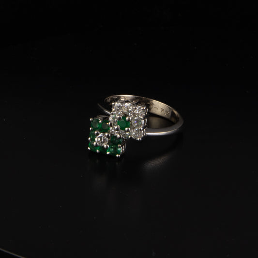 Sortija oro blanco con brillantes y esmeraldas.