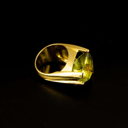 Anillo en oro con periodoto.