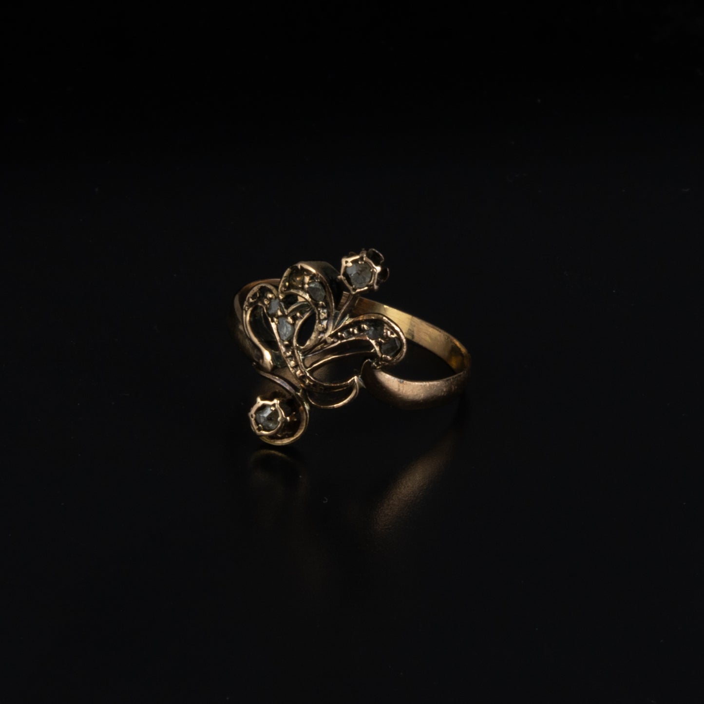 Anillo finales s.XIX, en oro amarillo y diamantes talla mina.