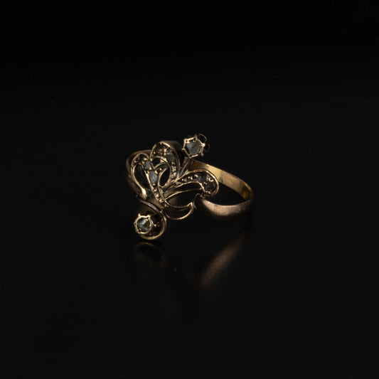 Anillo finales s.XIX, en oro amarillo y diamantes talla mina.