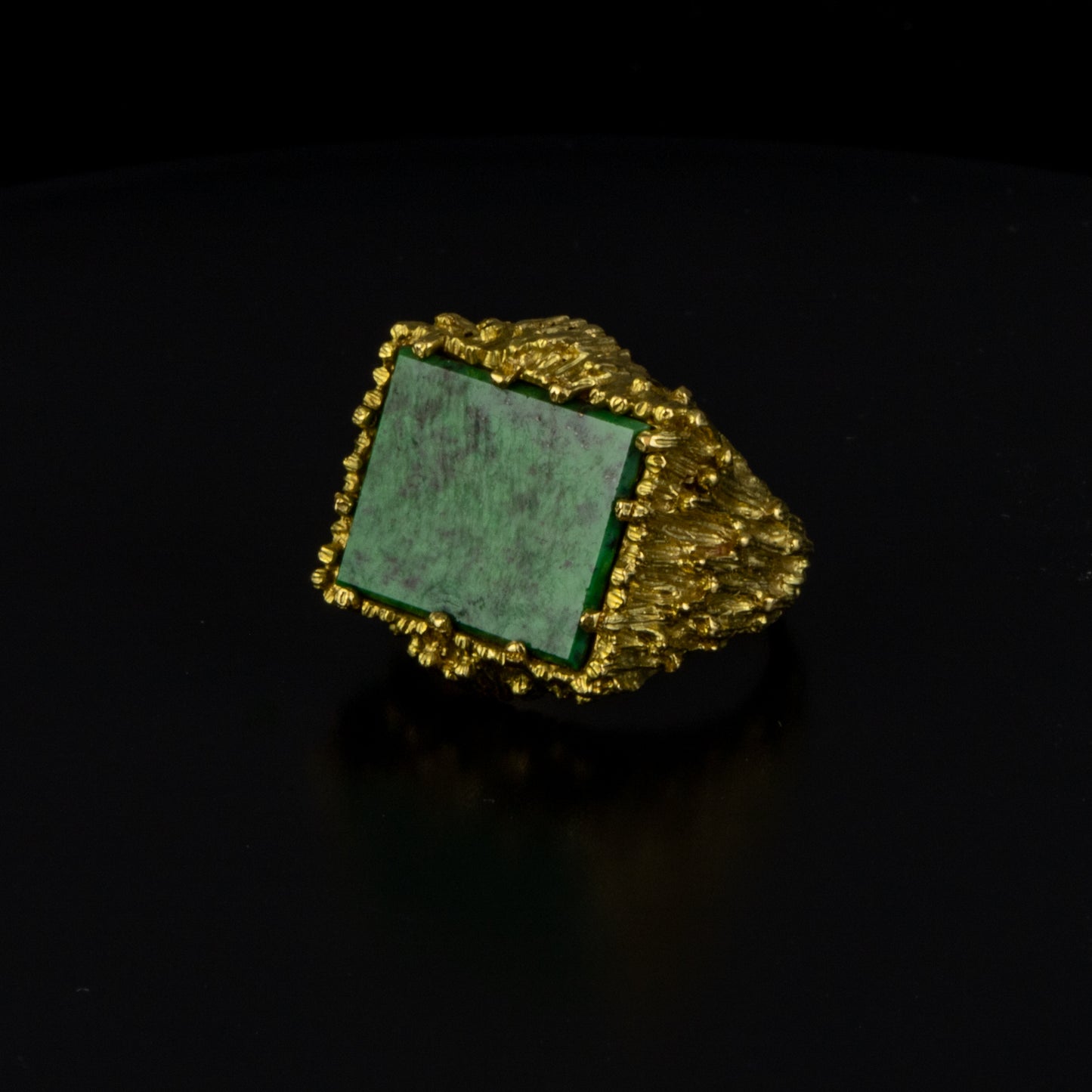 Anillo en oro amarillo y piedra verde.
