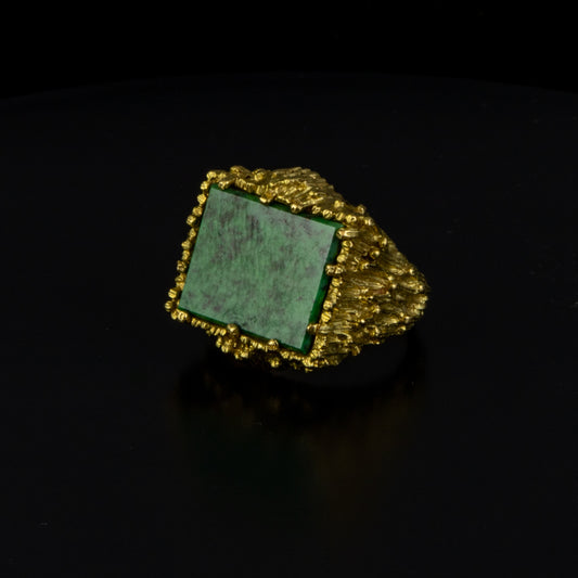 Anillo en oro amarillo y malaquita.