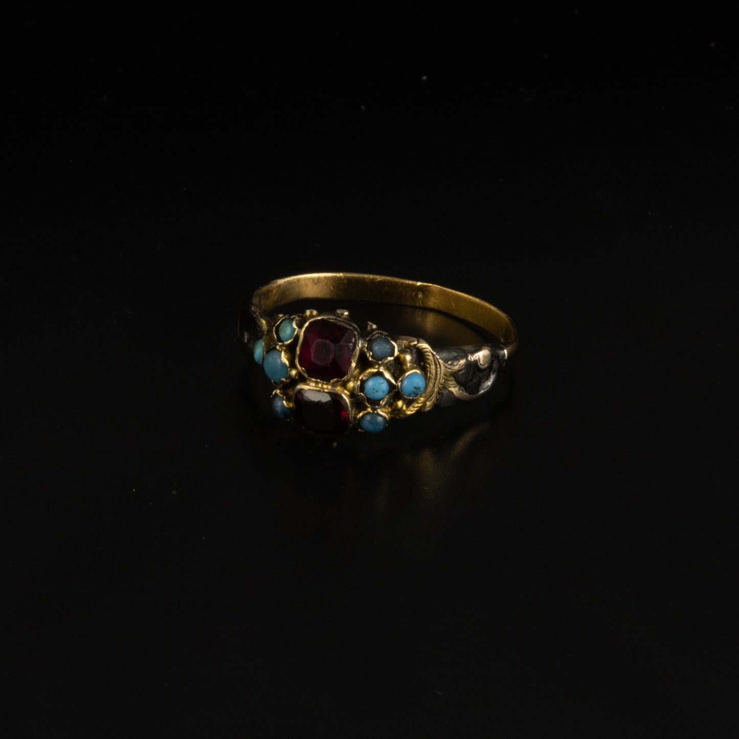 Anillo finales s.XIX, en oro amarillo, granates y turquesas.