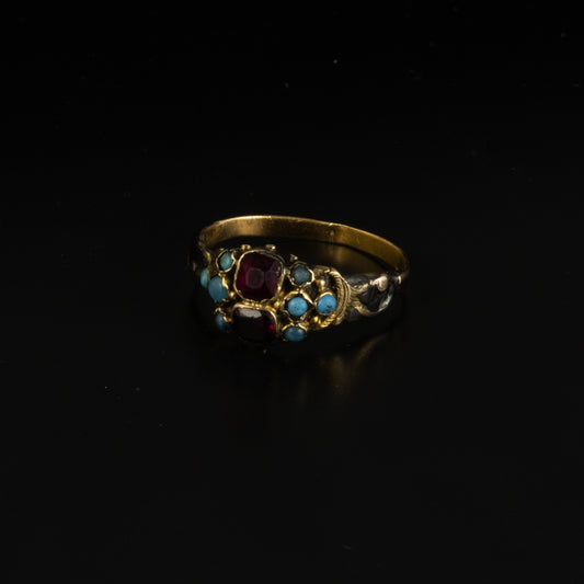Anillo finales s.XIX, en oro amarillo, granates y turquesas.
