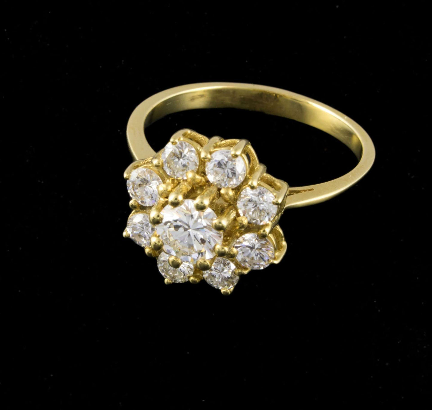 Anillo de oro amarillo rosetón con brillante central de 0,75 cts y resto 0,80 cts.